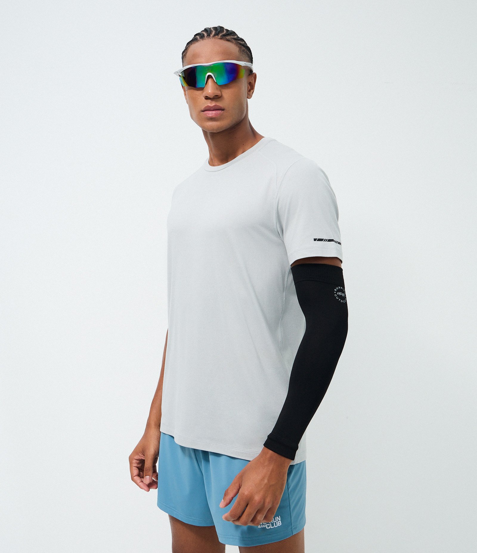 Camiseta Regular Esportiva em Tecnologia Dry com Etiqueta na Barra Cinza Claro 3