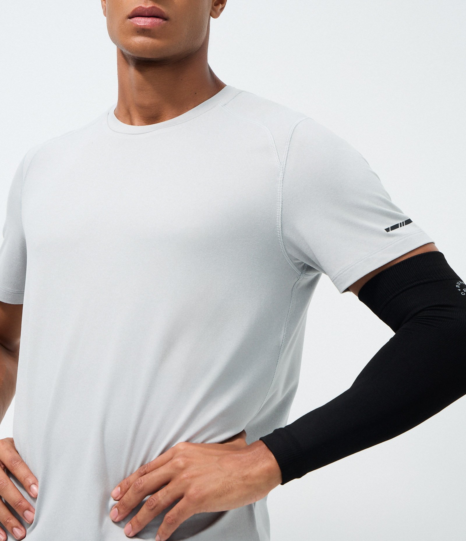 Camiseta Regular Esportiva em Tecnologia Dry com Etiqueta na Barra Cinza Claro 4