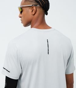 Camiseta Regular Esportiva em Tecnologia Dry com Etiqueta na Barra