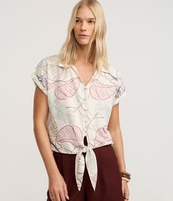 Blusa em Viscose com Gola Polo e Estampa Folhagem