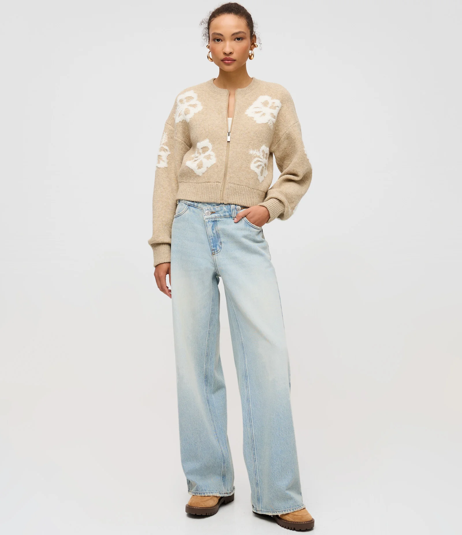 Cardigan Com Zíper Frontal e Estampa de Flores Bege 2