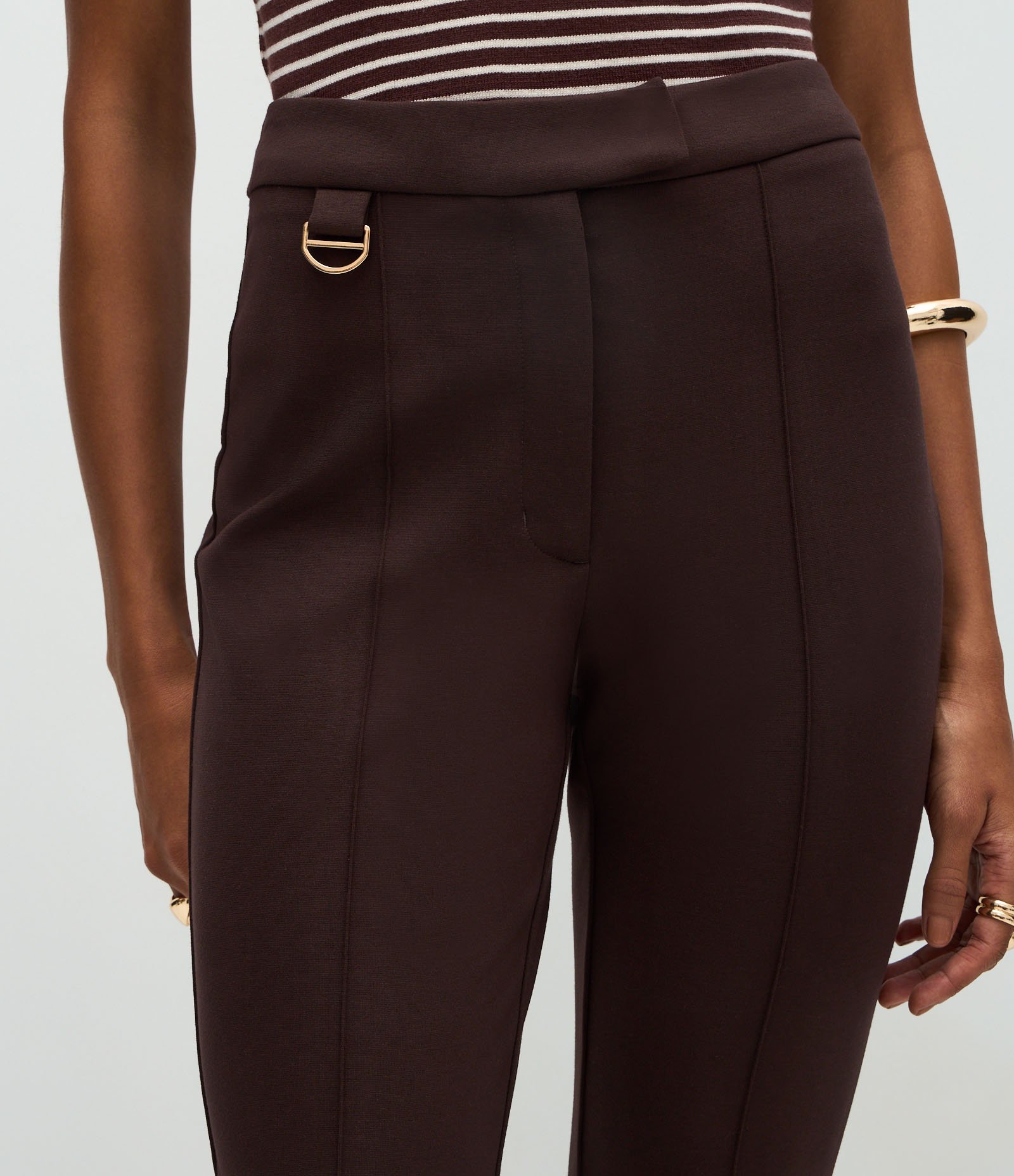 Calça Fit Flare em Ponto Roma com Fivelinha Marrom Escuro 4