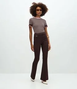 Calça Fit Flare em Ponto Roma com Fivelinha