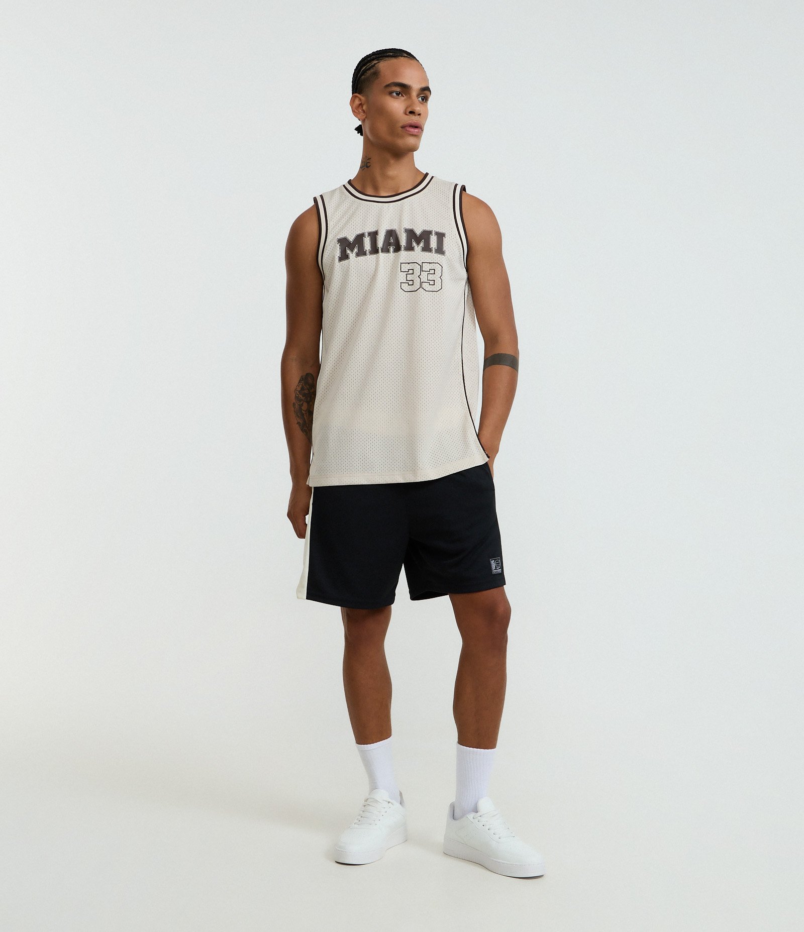 Bermuda esportiva em Microfibra com Cós Contrastantes Preto 1