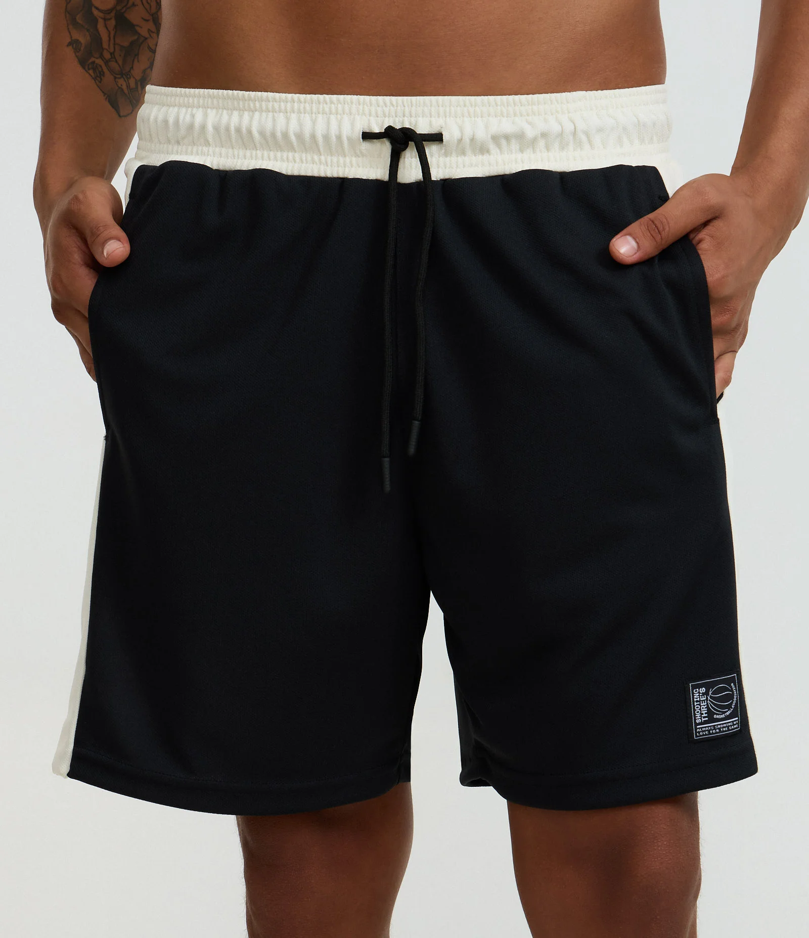 Bermuda esportiva em Microfibra com Cós Contrastantes Preto 2