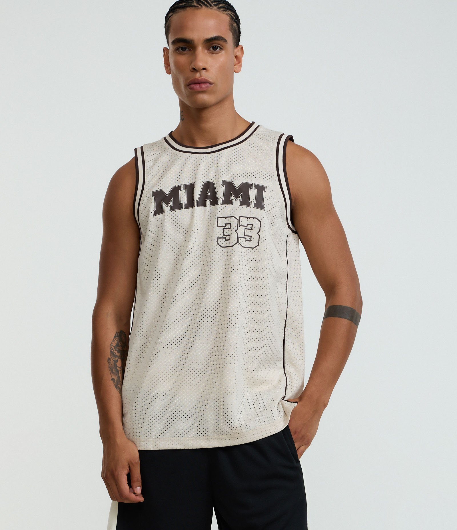 Bermuda esportiva em Microfibra com Cós Contrastantes Preto 3