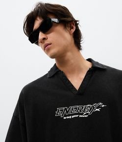 Camiseta Overboxy em Piquet com Gola Polo e Lettering Energy