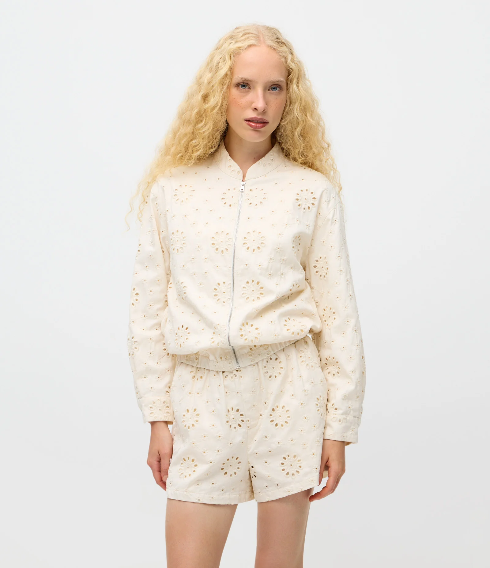 Jaqueta Bomber em Sarja com Laise Floral Off White 1