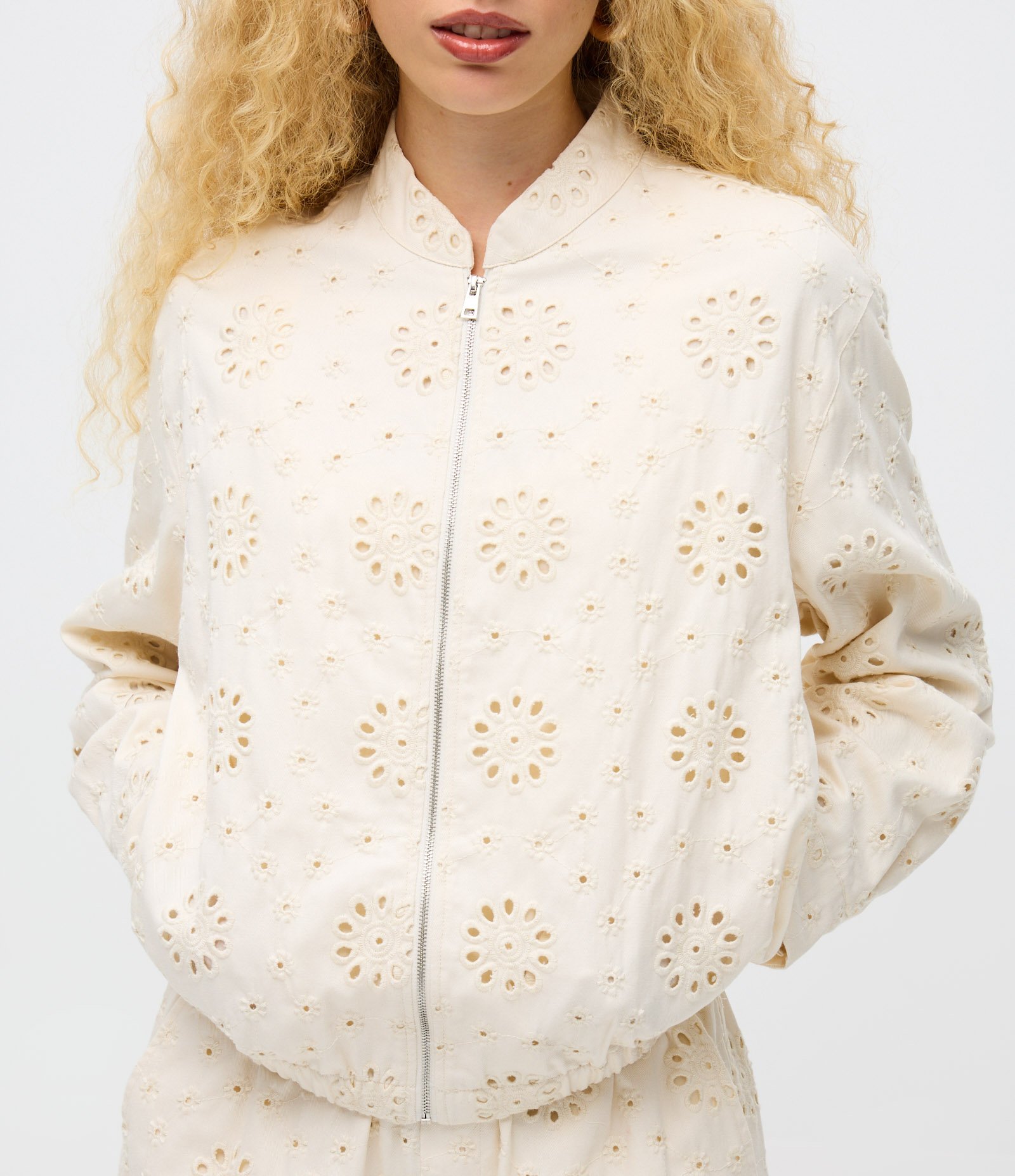 Jaqueta Bomber em Sarja com Laise Floral Off White 3