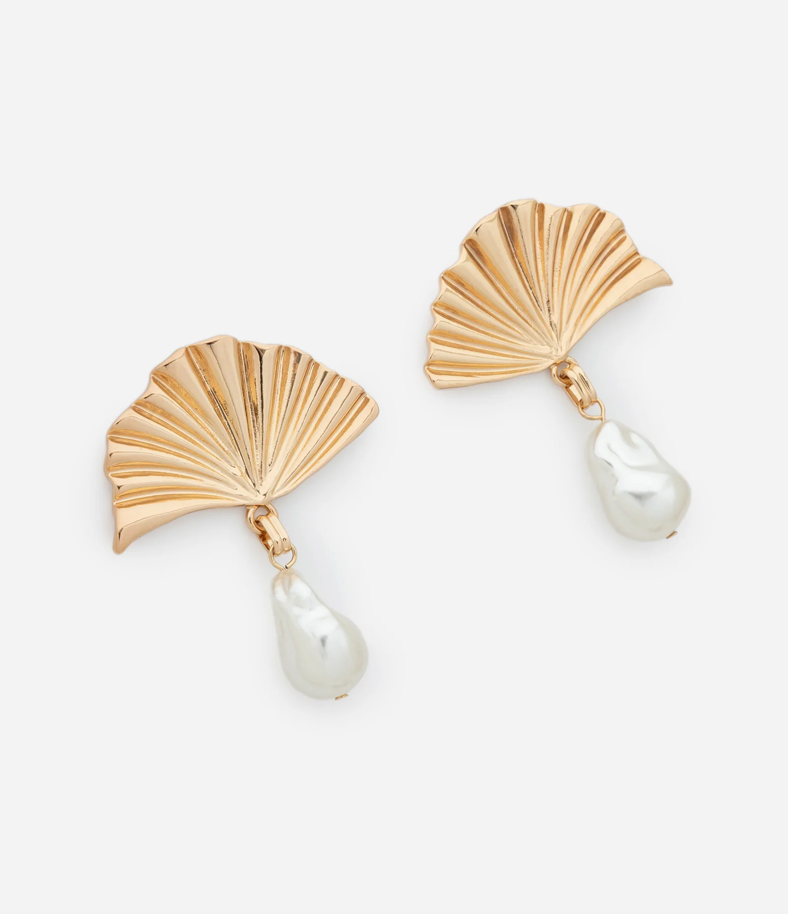 Brinco Médio em Metal com Pingente Pérola Orgânica Dourado 1