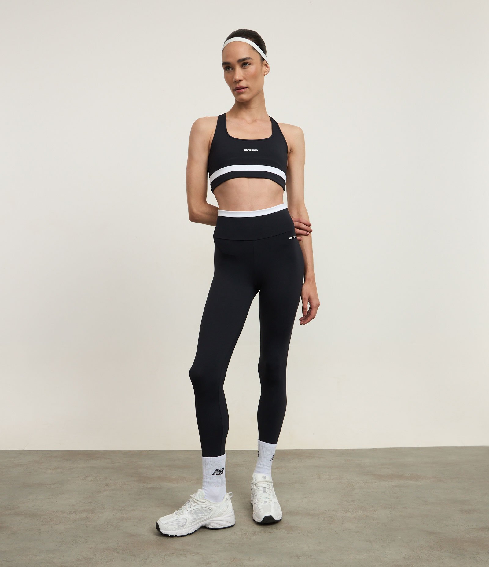 Calça Legging Esportiva em Microfibra com Detalhe Contrastane e Lettering Preto 1