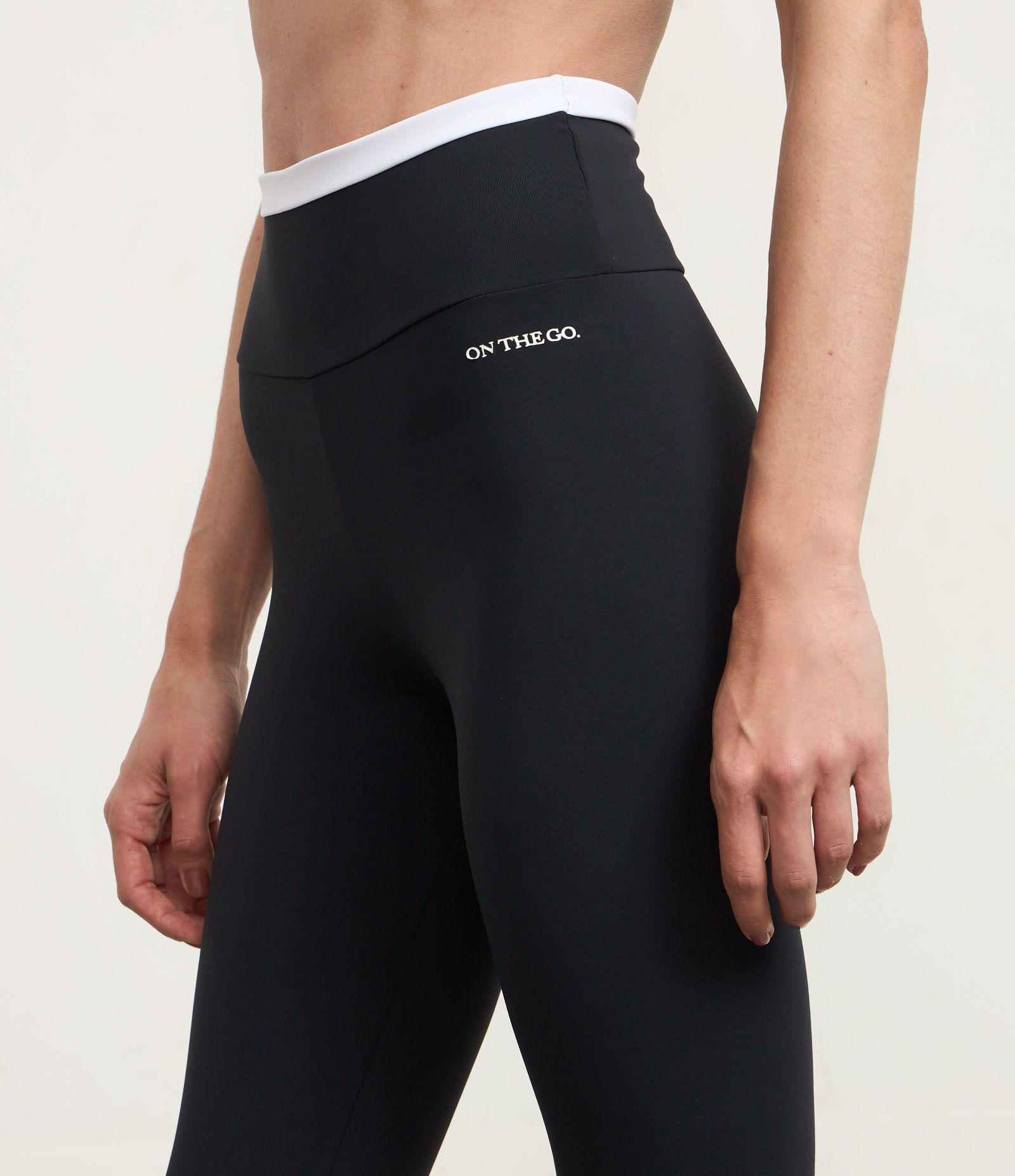 Calça Legging Esportiva em Microfibra com Detalhe Contrastane e Lettering Preto 3