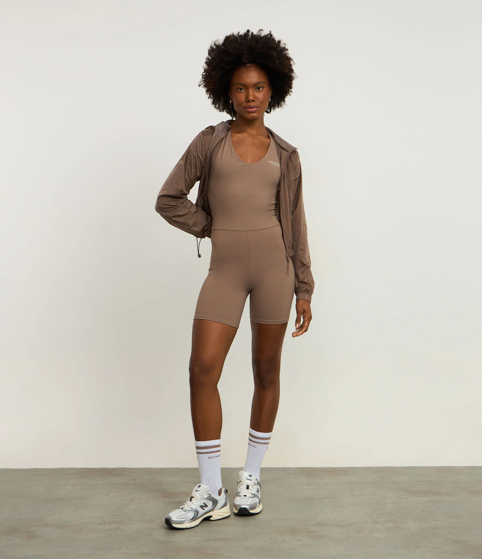 Macaquinho Curto Esportivo com Costas em Roletê Transpassado Marrom 2