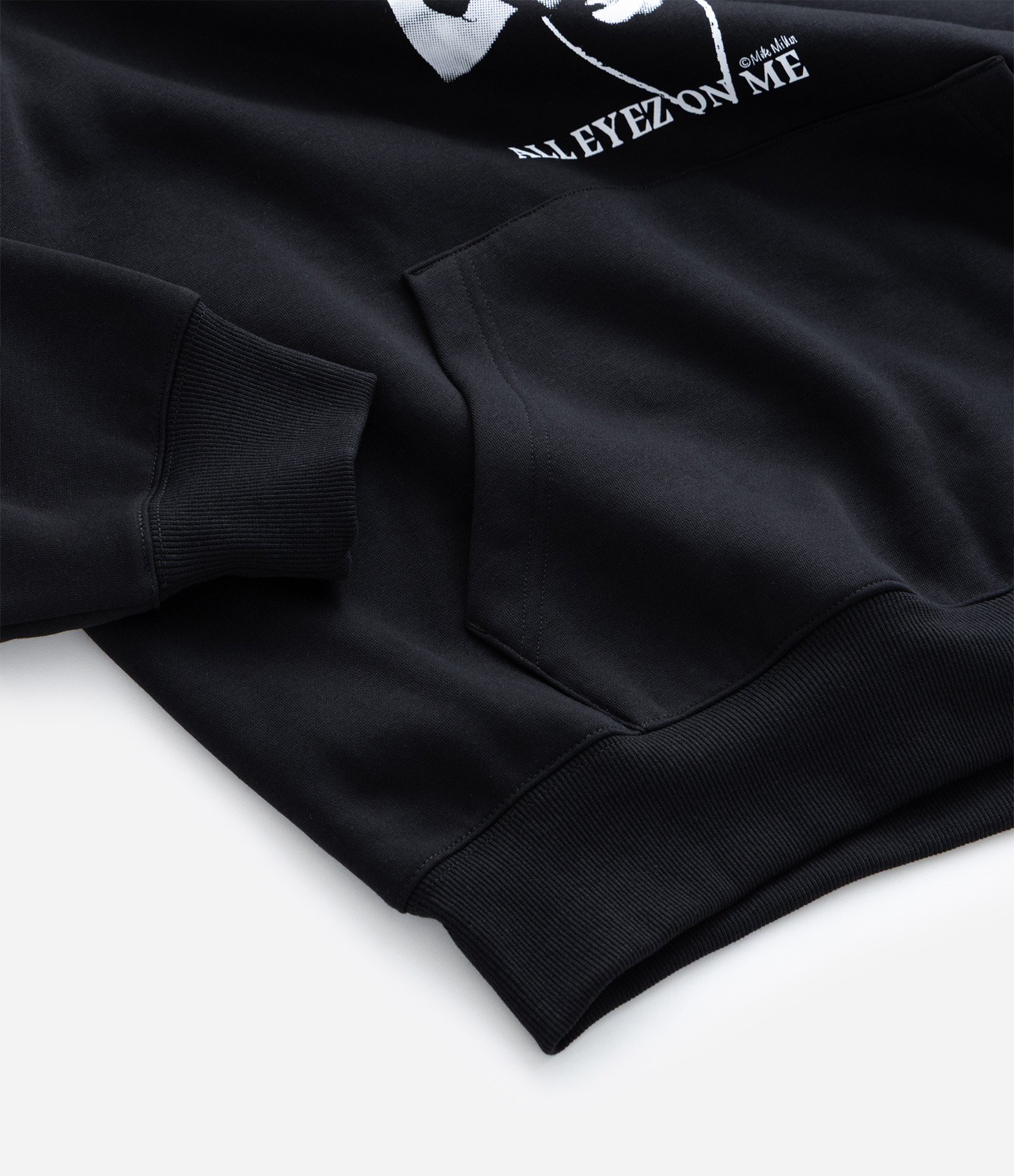 Casaco em Fleece com Estampa Tupac All Eyez On Me Preto 10