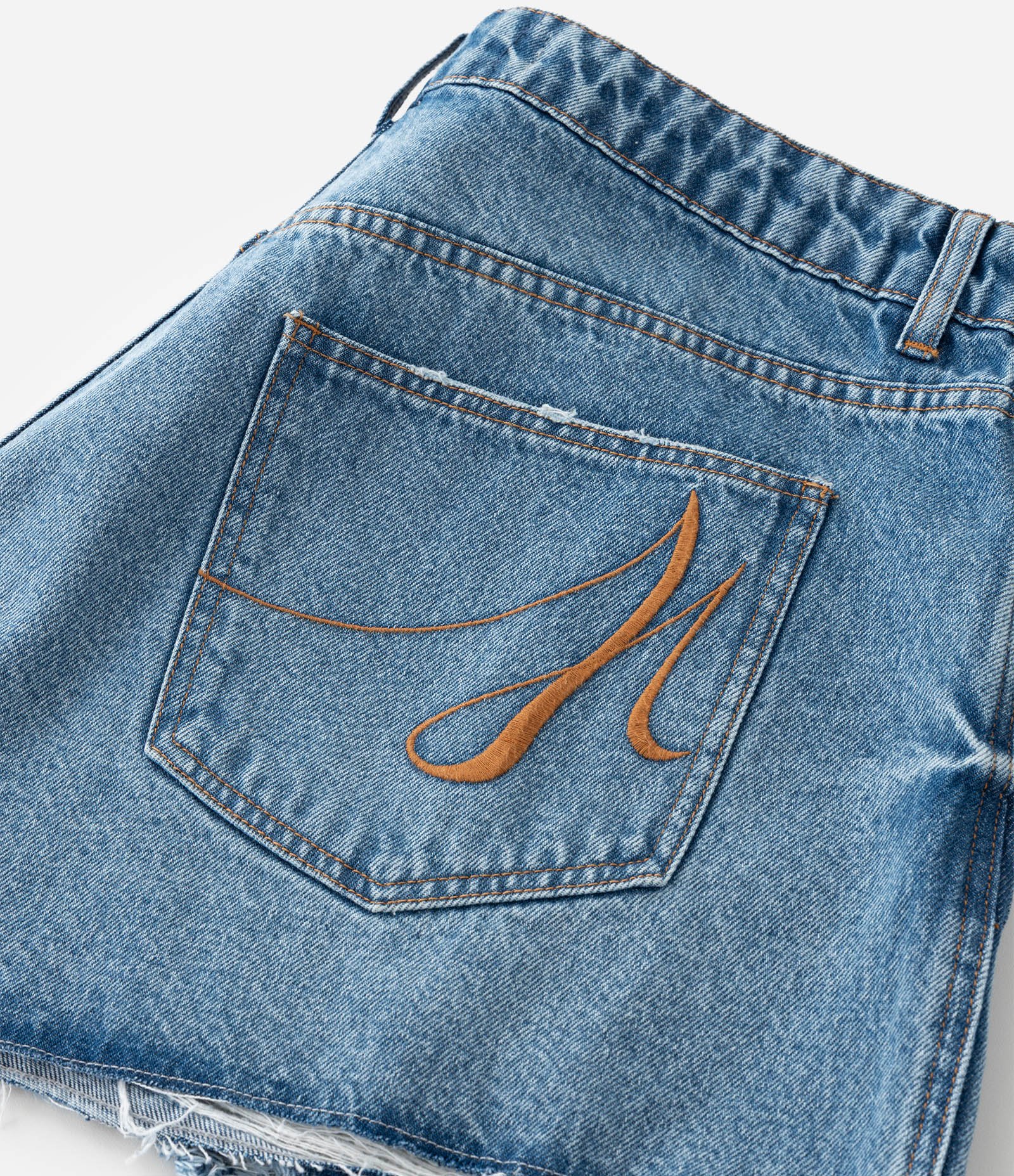 Short Boyfriend Jeans com Puídos e Bordado Mari Lobo Curve & Plus Size Azul 5