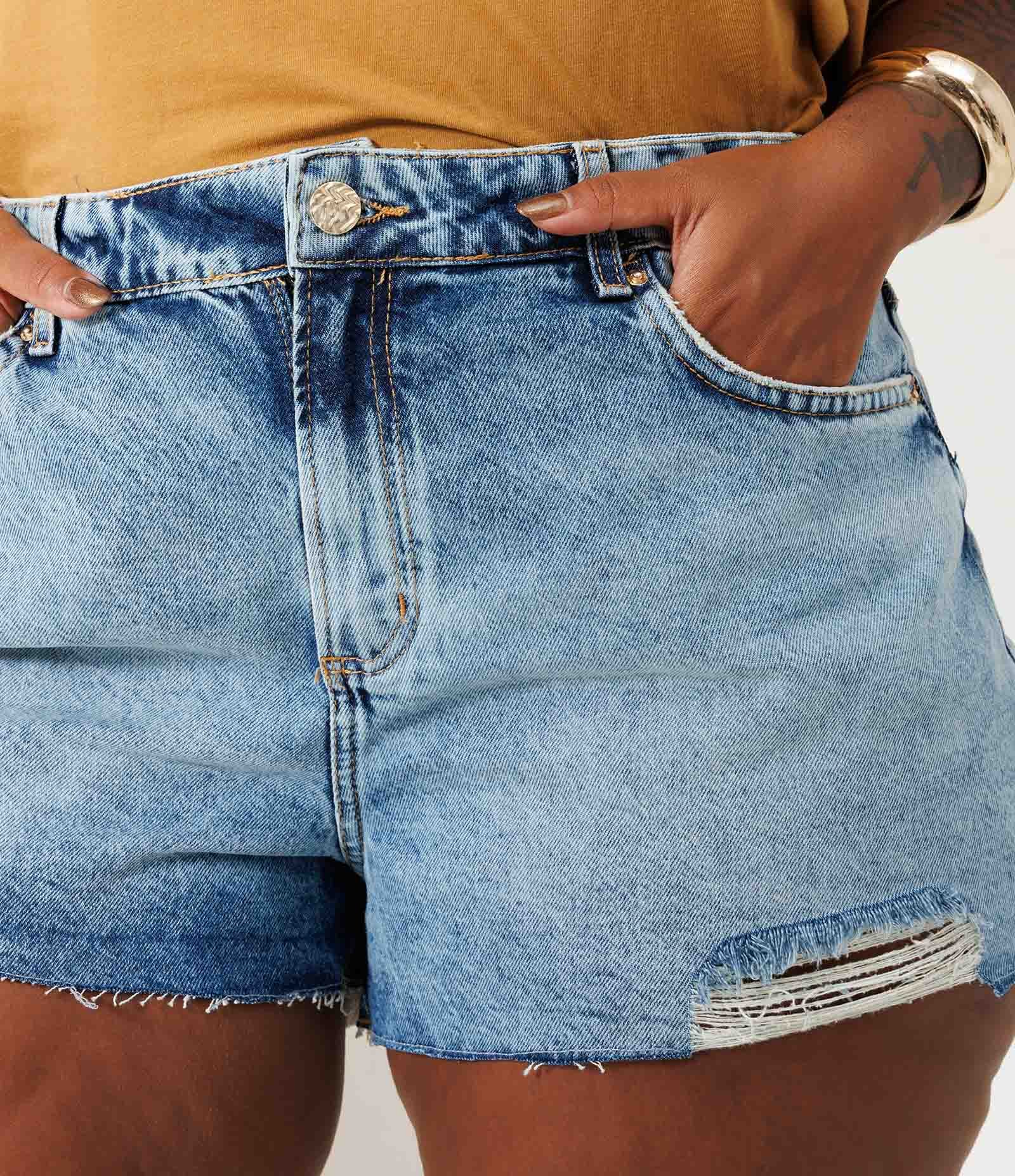 Short Boyfriend Jeans com Puídos e Bordado Mari Lobo Curve & Plus Size Azul 4