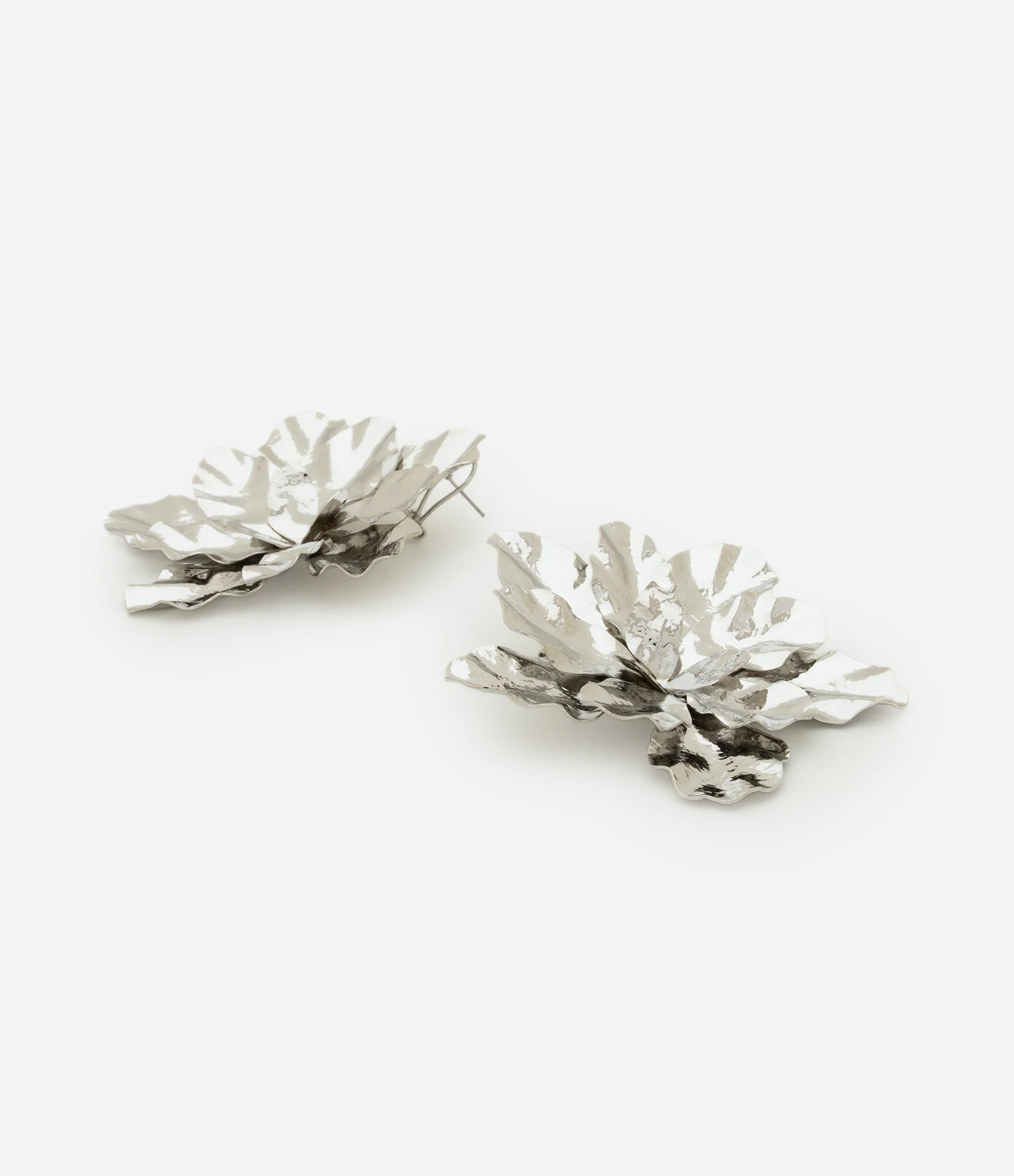 Maxi Brinco em Metal com Formato de Flor Martelada Prata 2