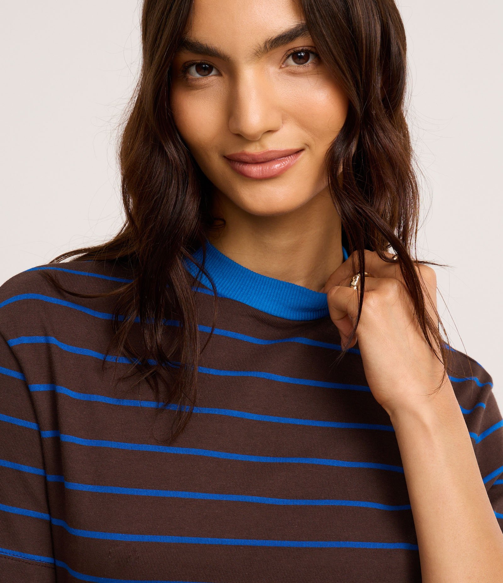 Camiseta Listrada em Malhão com Gola Contrastante Marrom/Azul 3