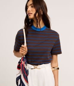 Camiseta Listrada em Malhão com Gola Contrastante