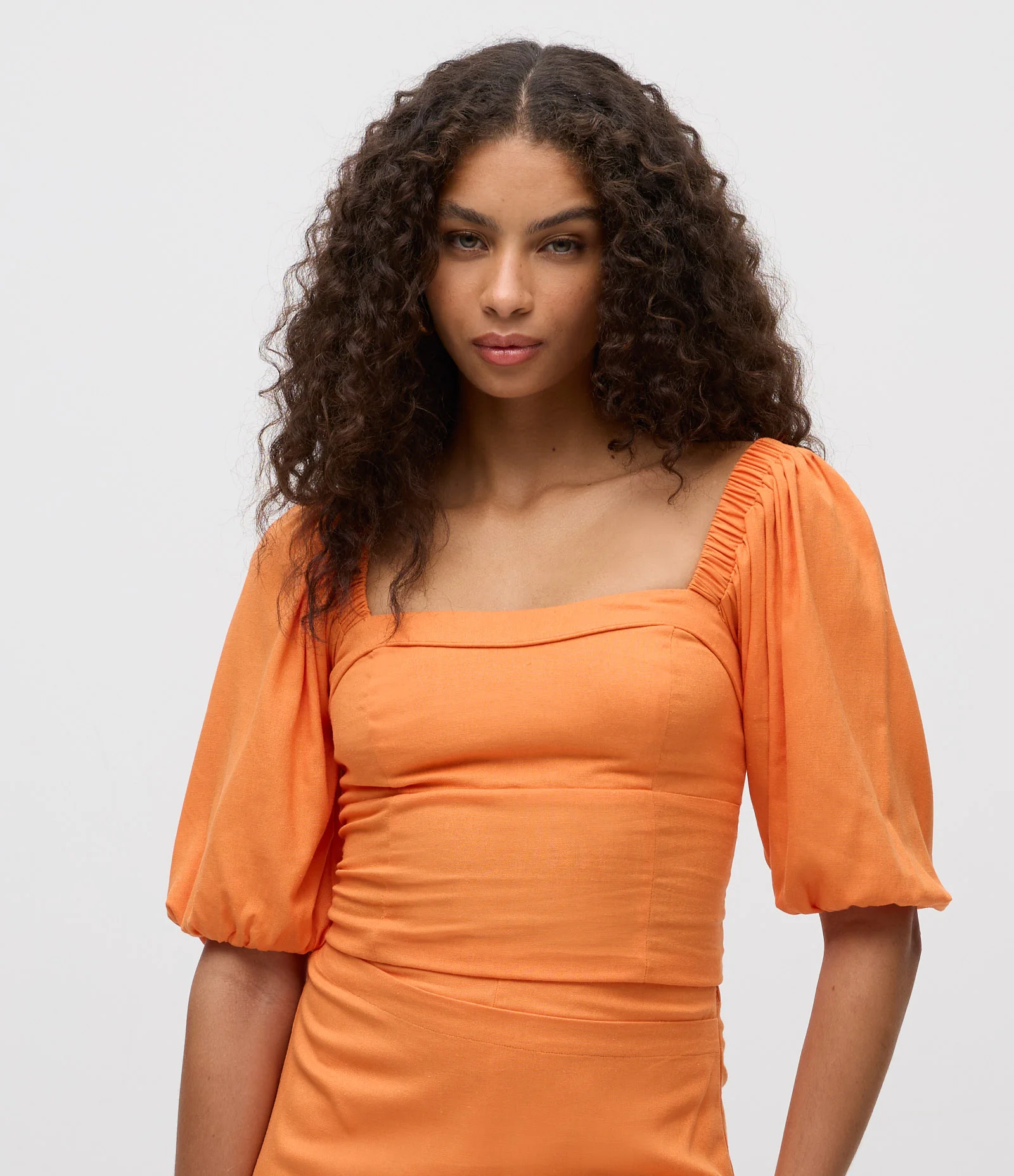 Blusa com Manga Curta Bufante e Detalhe Franzido  em Crepe Laranja 1