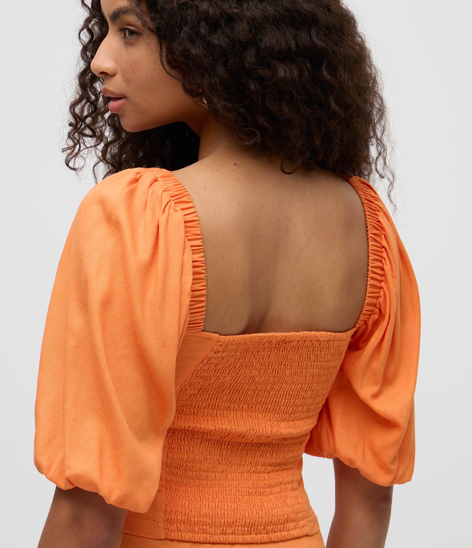 Blusa com Manga Curta Bufante e Detalhe Franzido  em Crepe Laranja 4