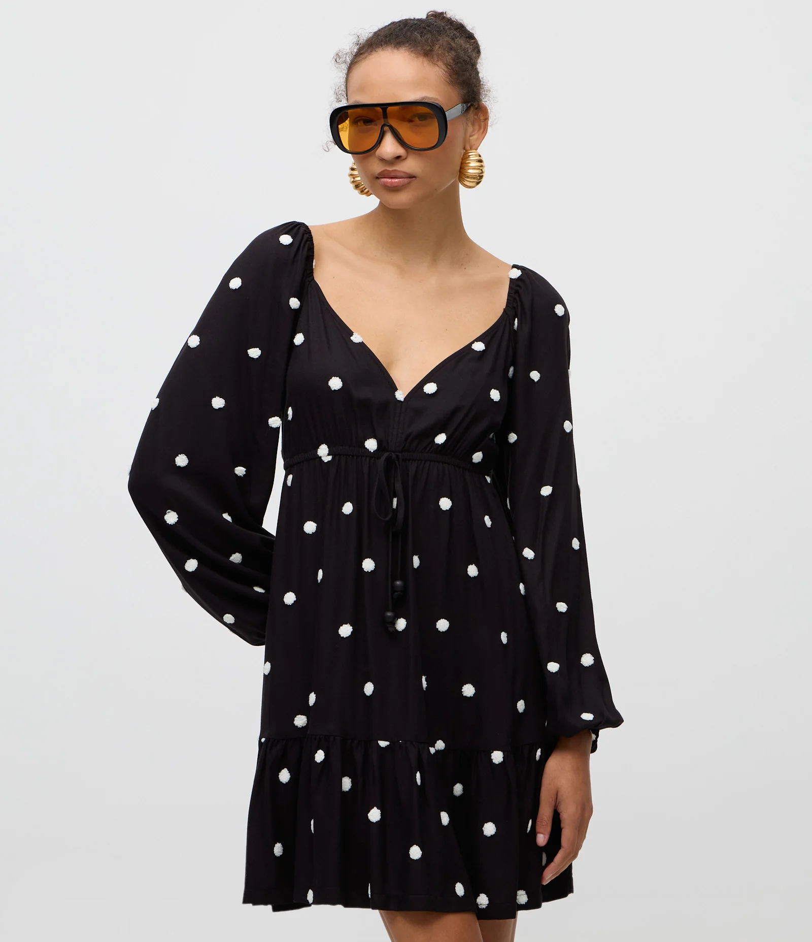 Vestido Curto em Viscolinho com Manga Longa e Aplicação de Bolinhas Preto 1