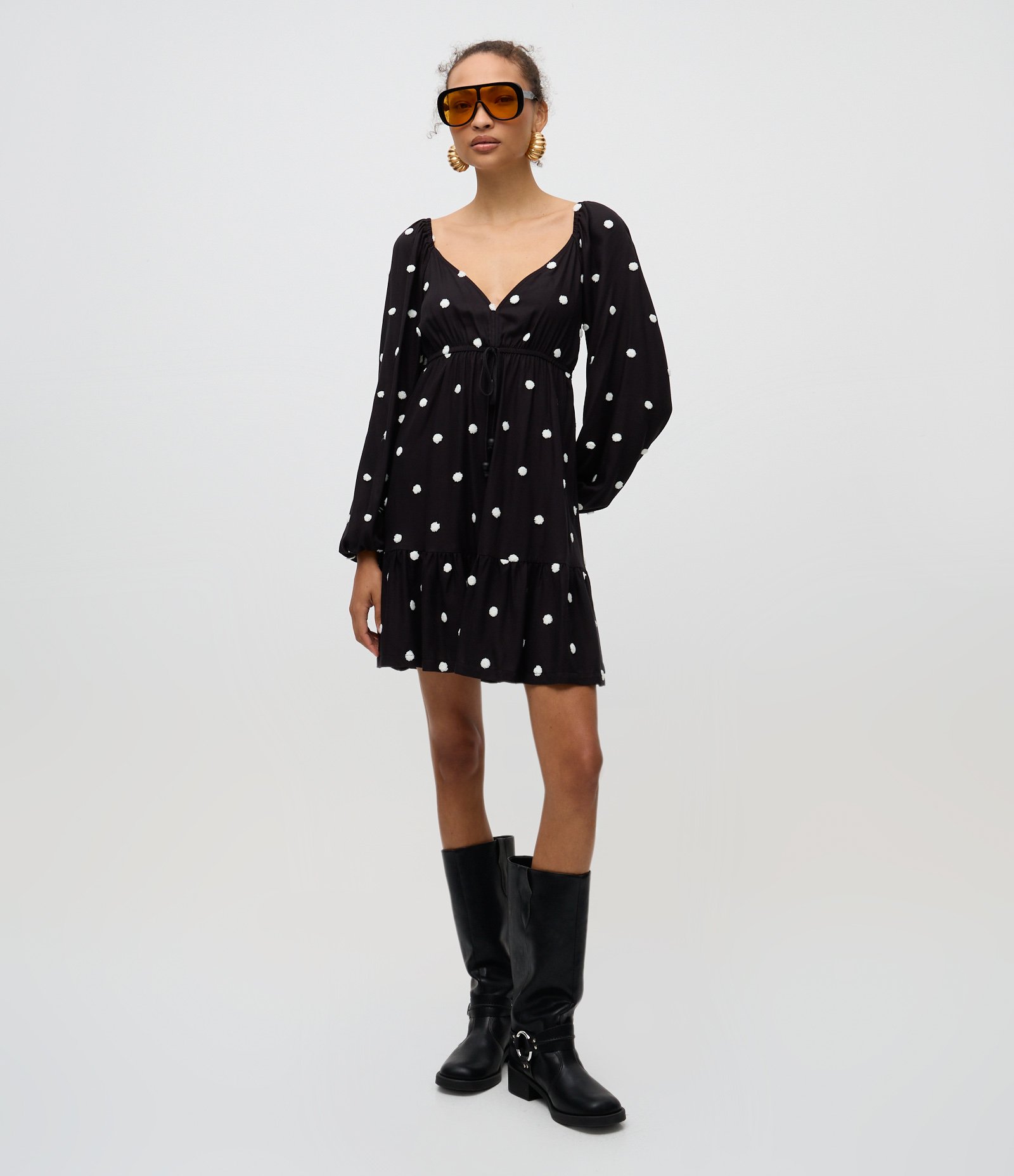 Vestido Curto em Viscolinho com Manga Longa e Aplicação de Bolinhas Preto 2