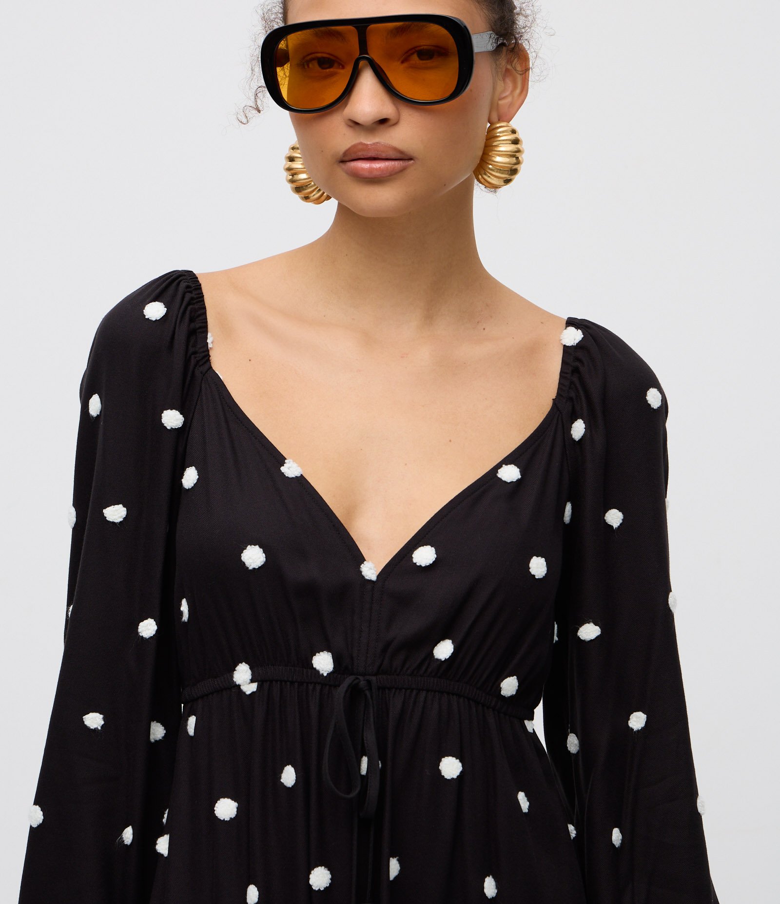 Vestido Curto em Viscolinho com Manga Longa e Aplicação de Bolinhas Preto 3