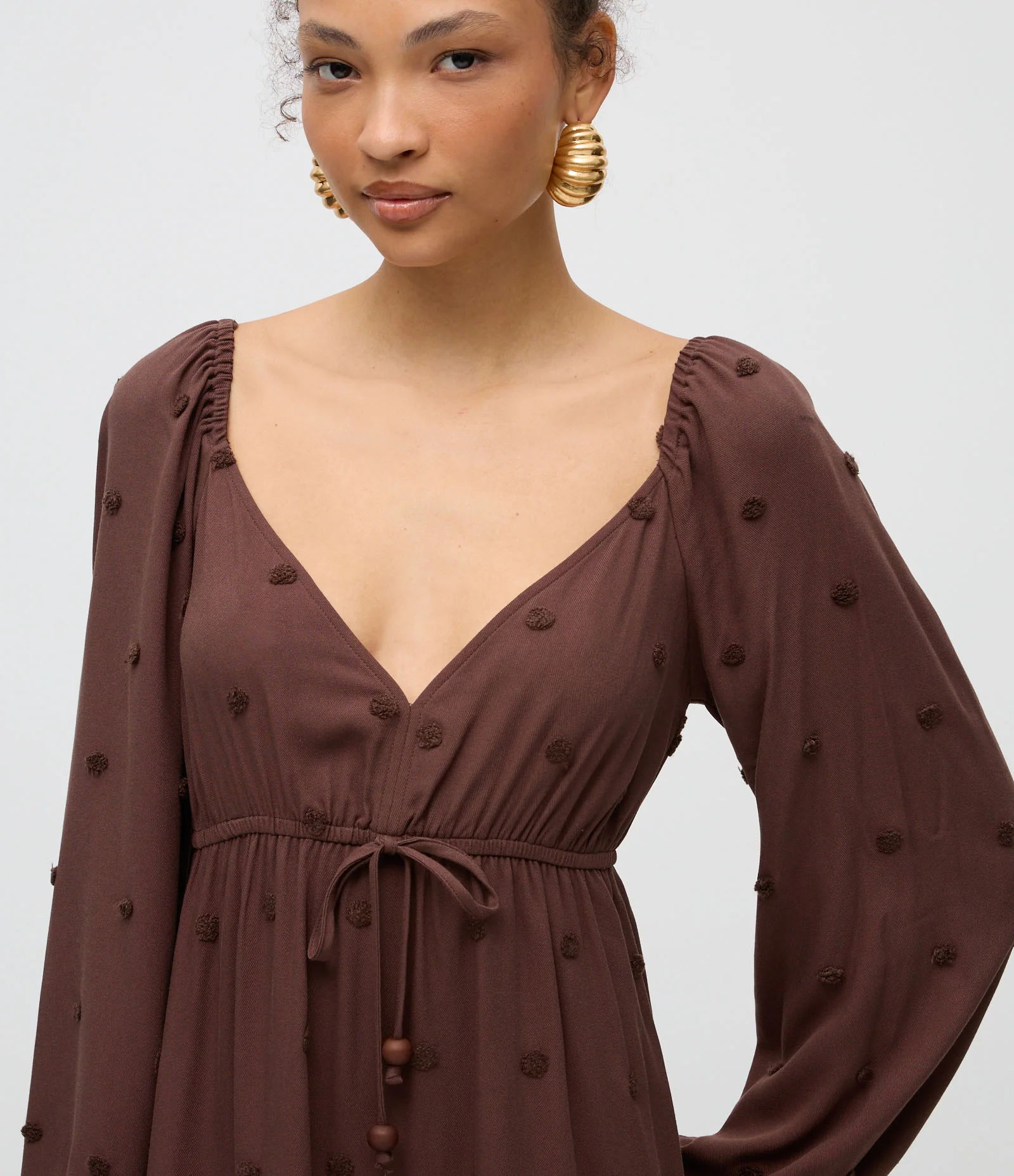 Vestido em Viscose com Amarração e Textura Poá 3D Marrom 3