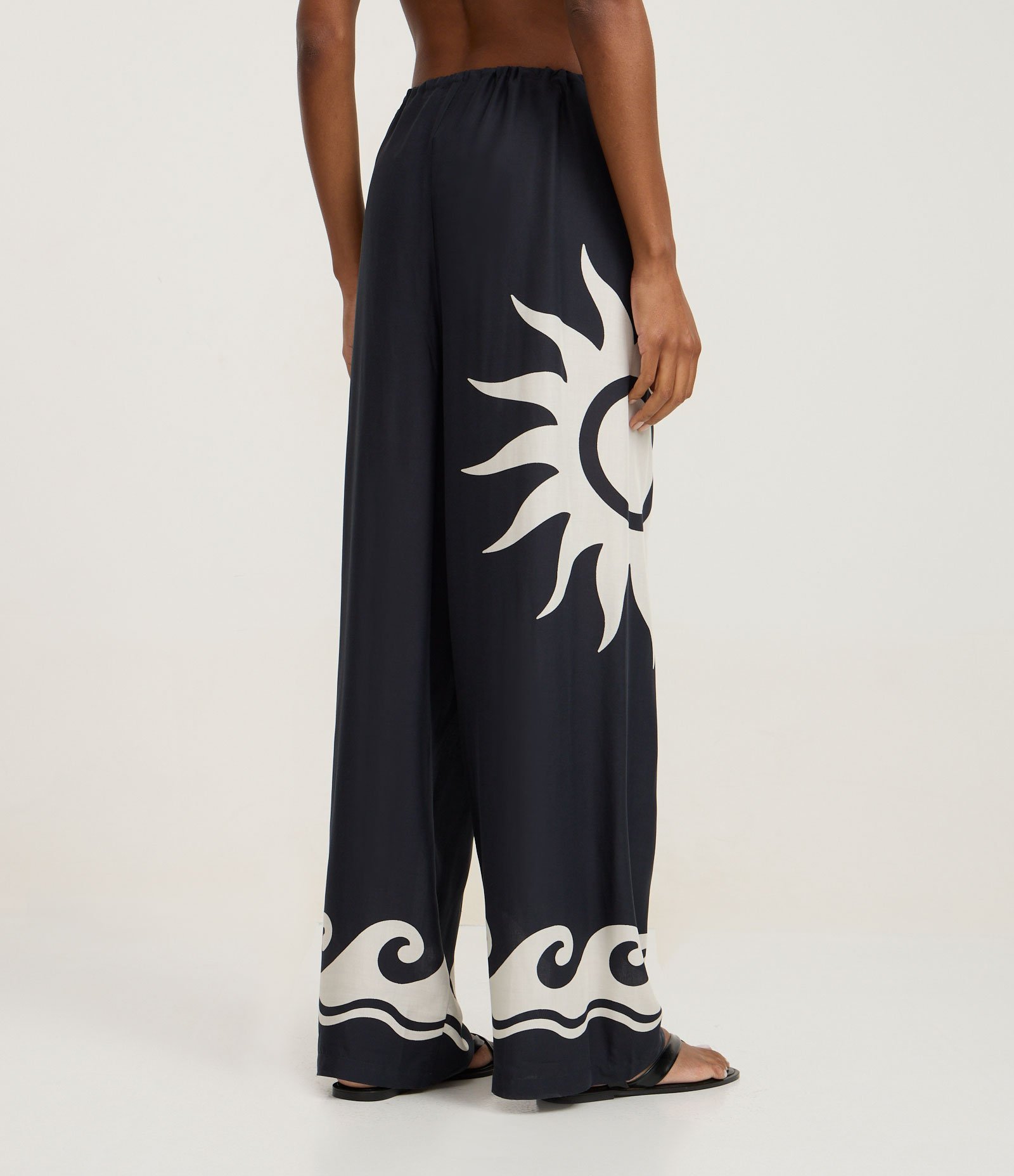Saída de Praia Calça com Estampa de Sol e Ondas Preto 3
