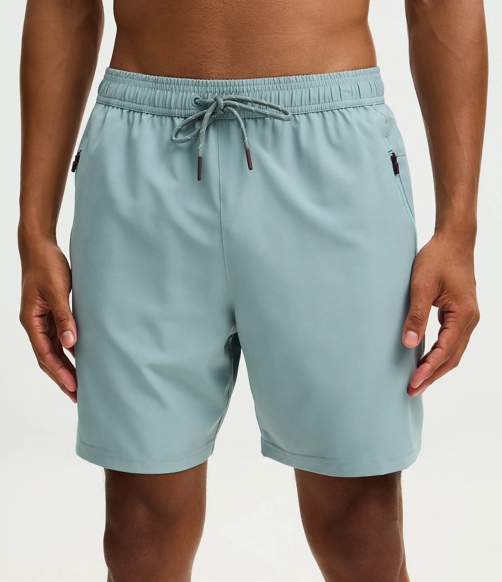 Bermuda Esportiva com Blocos de Cor e Bolsos com Zíper Cinza Gelo 2