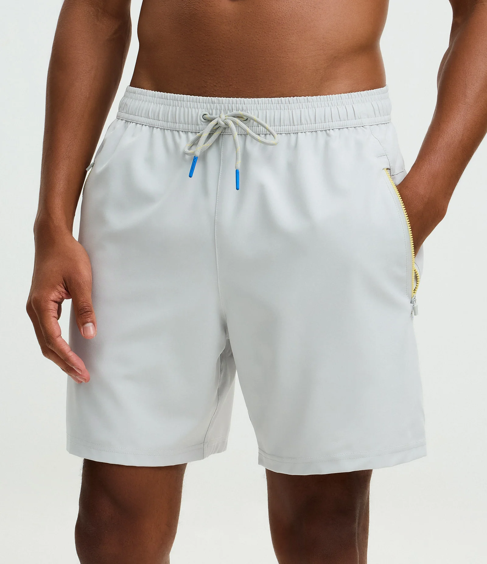 Bermuda Esportiva com Blocos de Cor e Bolsos com Zíper Cinza Claro 2