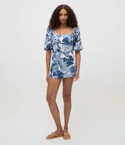 Short em Viscolinho com Estampa de Araras e Folhagens