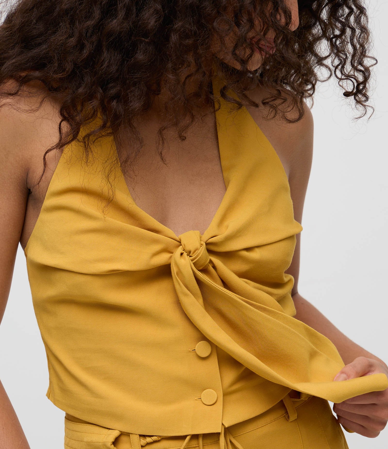 Blusa Frente Única em Viscose com Amarração no Busto Amarelo 3