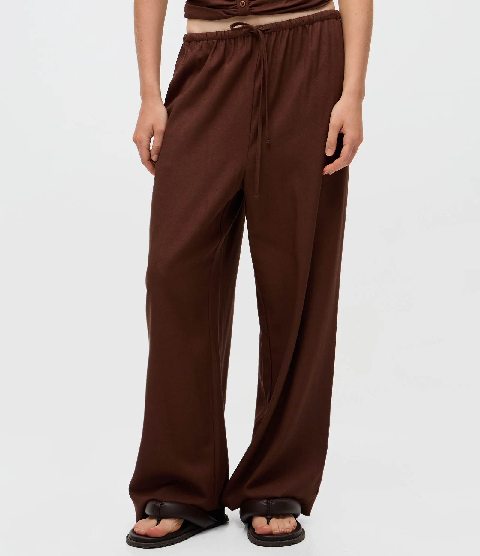 Calça Reta em Crepe com Amarração Frontal Marrom 2