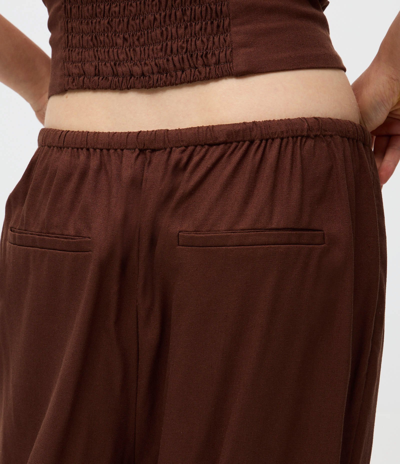 Calça Reta em Crepe com Amarração Frontal Marrom 4