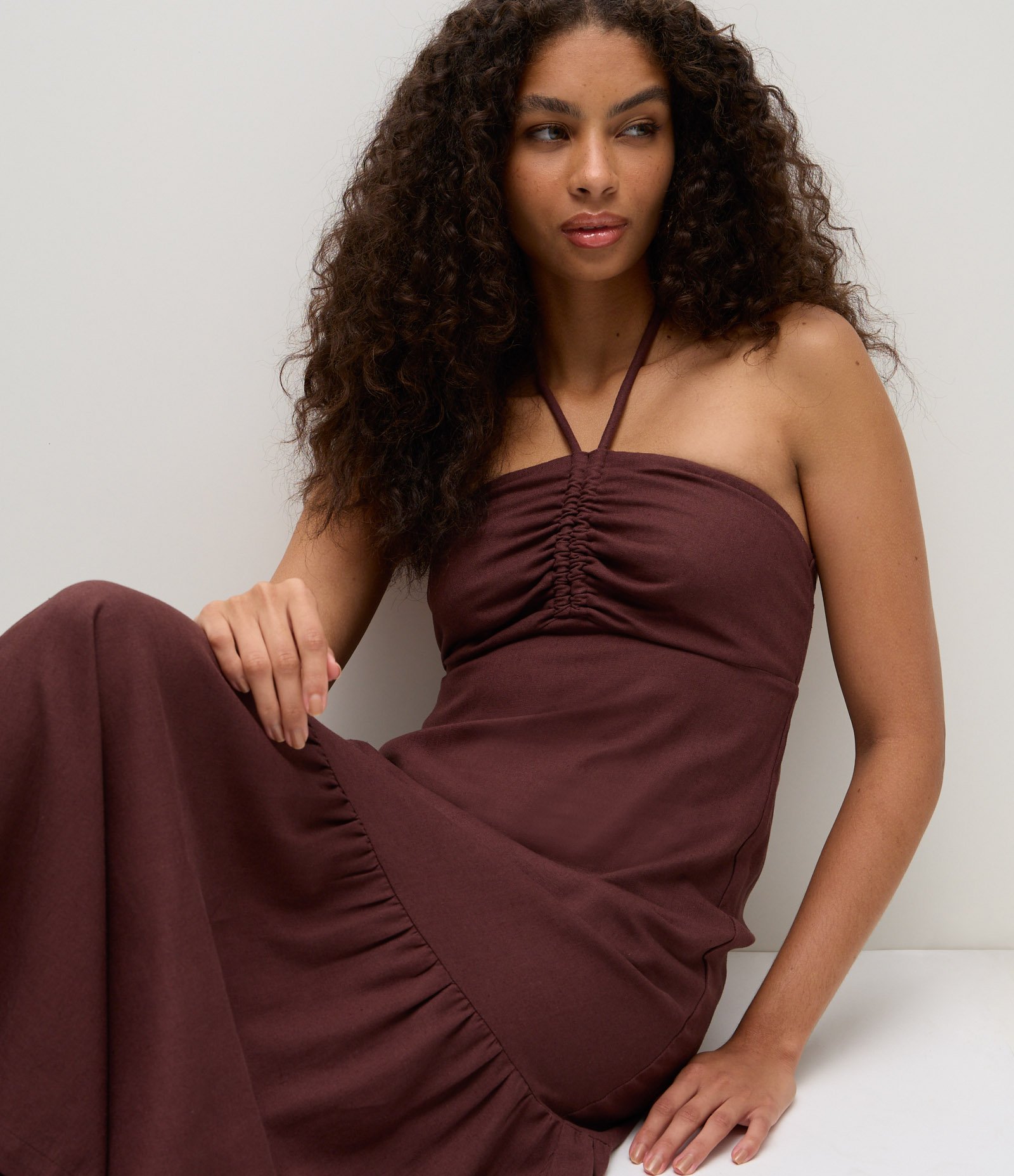 Vestido Long Midi em Viscolinho com Amarração no Pescoço Marrom 4