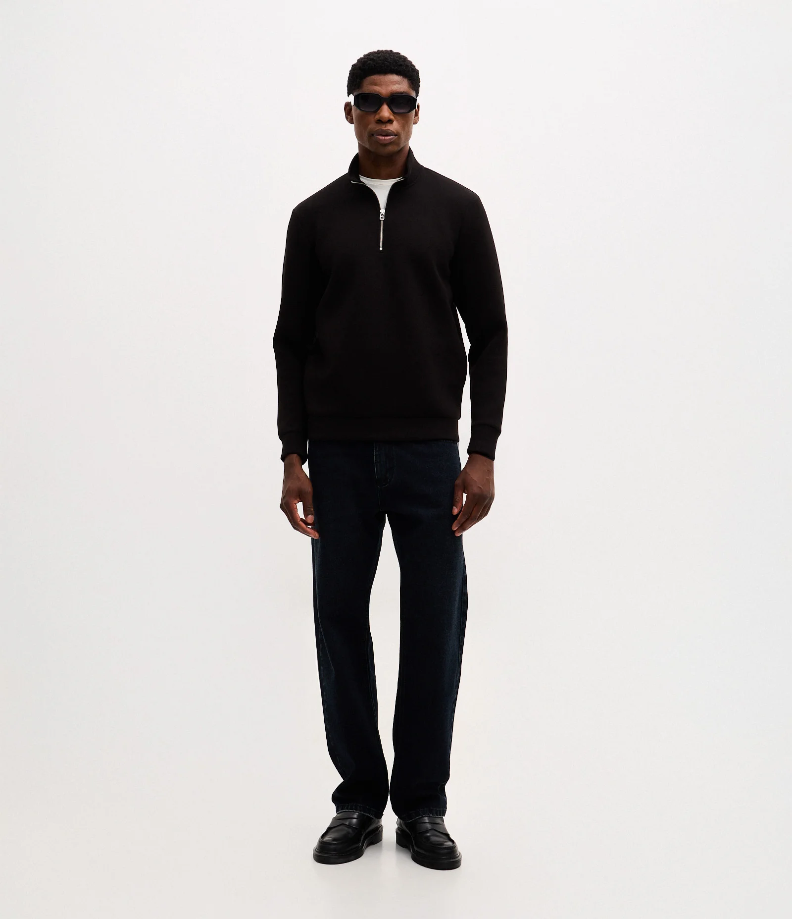 Blusão em Meia Malha Liso com Zíper na Gola Preto 2