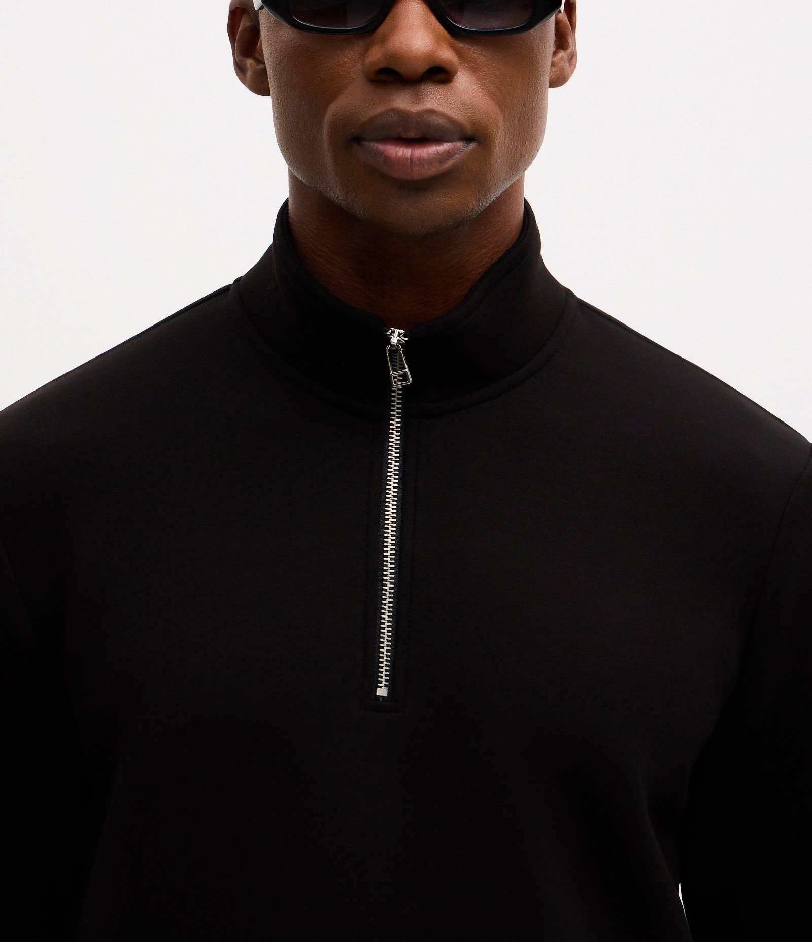 Blusão em Meia Malha Liso com Zíper na Gola Preto 3