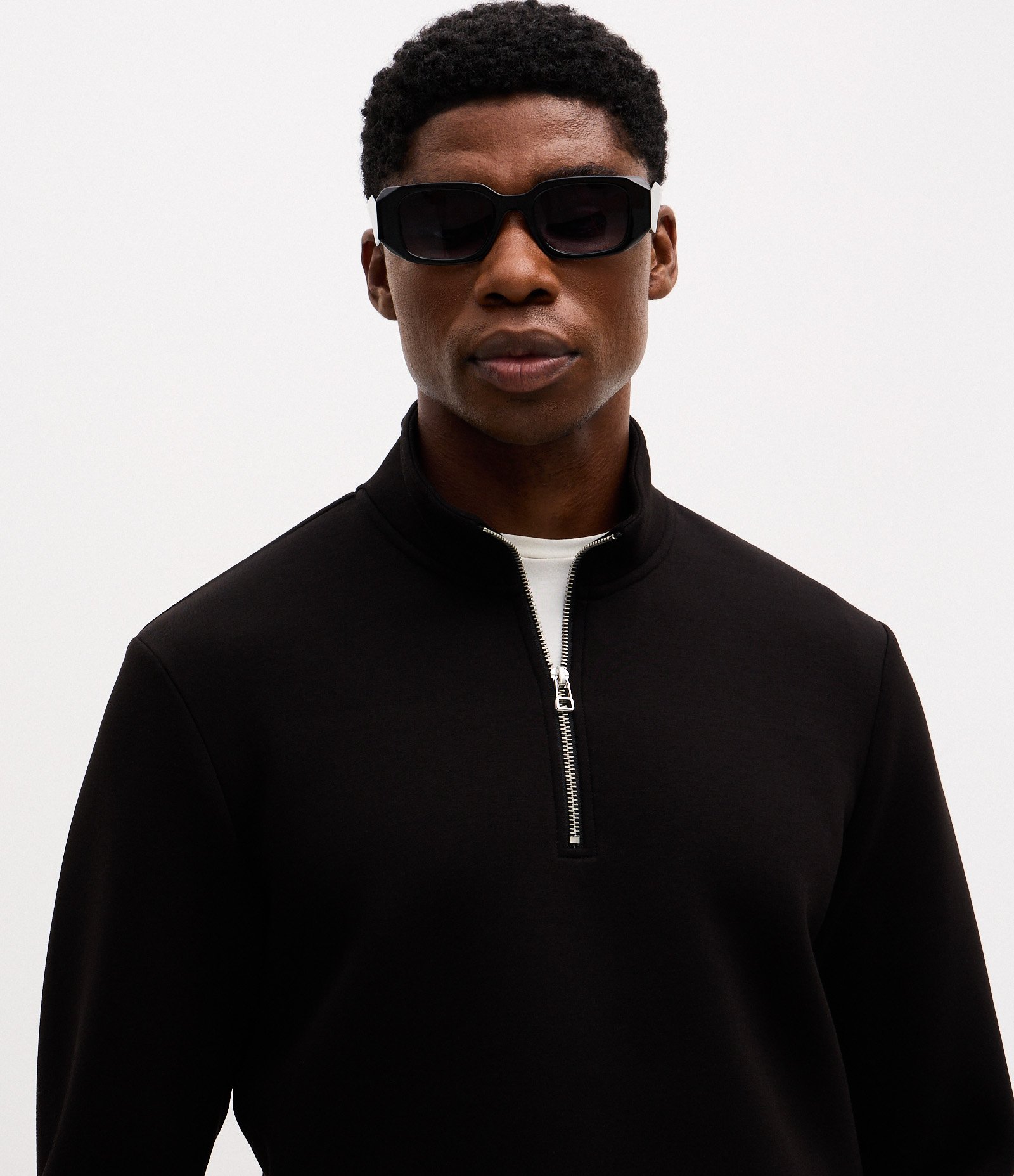 Blusão em Meia Malha Liso com Zíper na Gola Preto 4