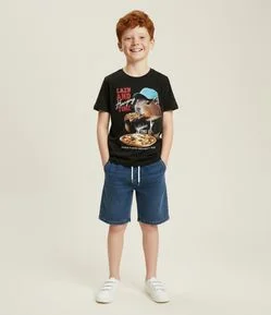 Camiseta Infantil Regular com Estampa de Capivara Comendo Pizza - Tam 5 a 14 Anos
