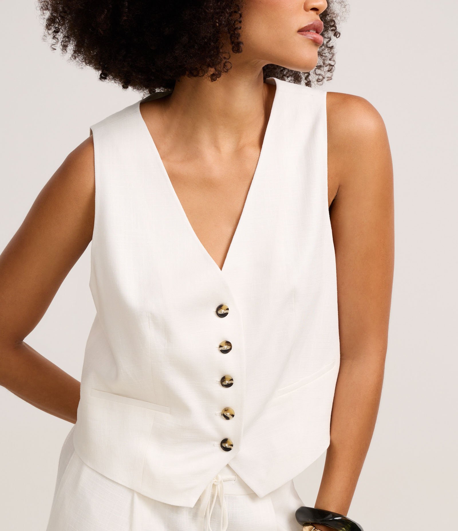 Colete em Viscolinho com Fechamento por Botões Contrastantes Branco 3