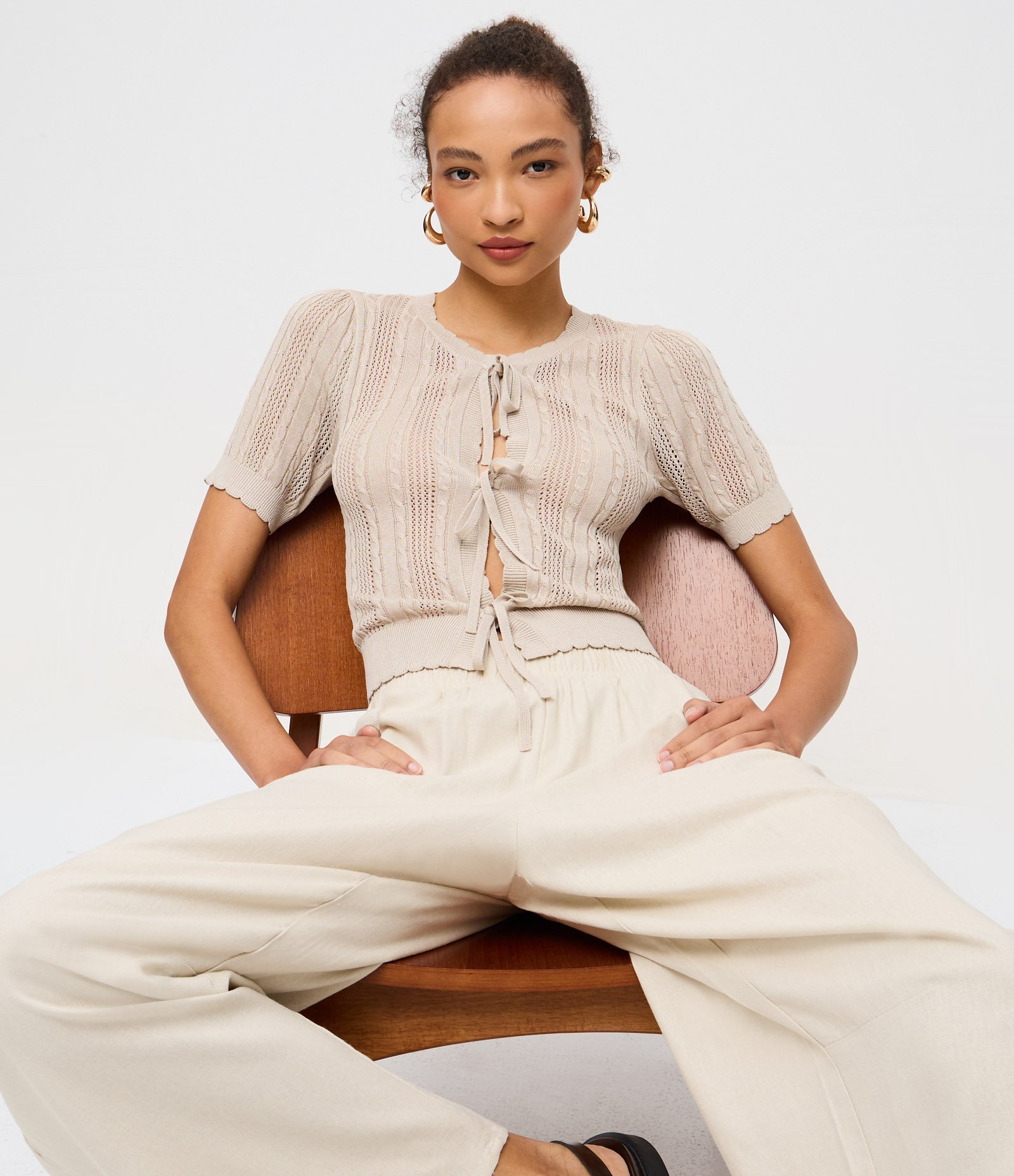 Blusa em Tricô com Amarração Frontal e Manga Curta Bege 1