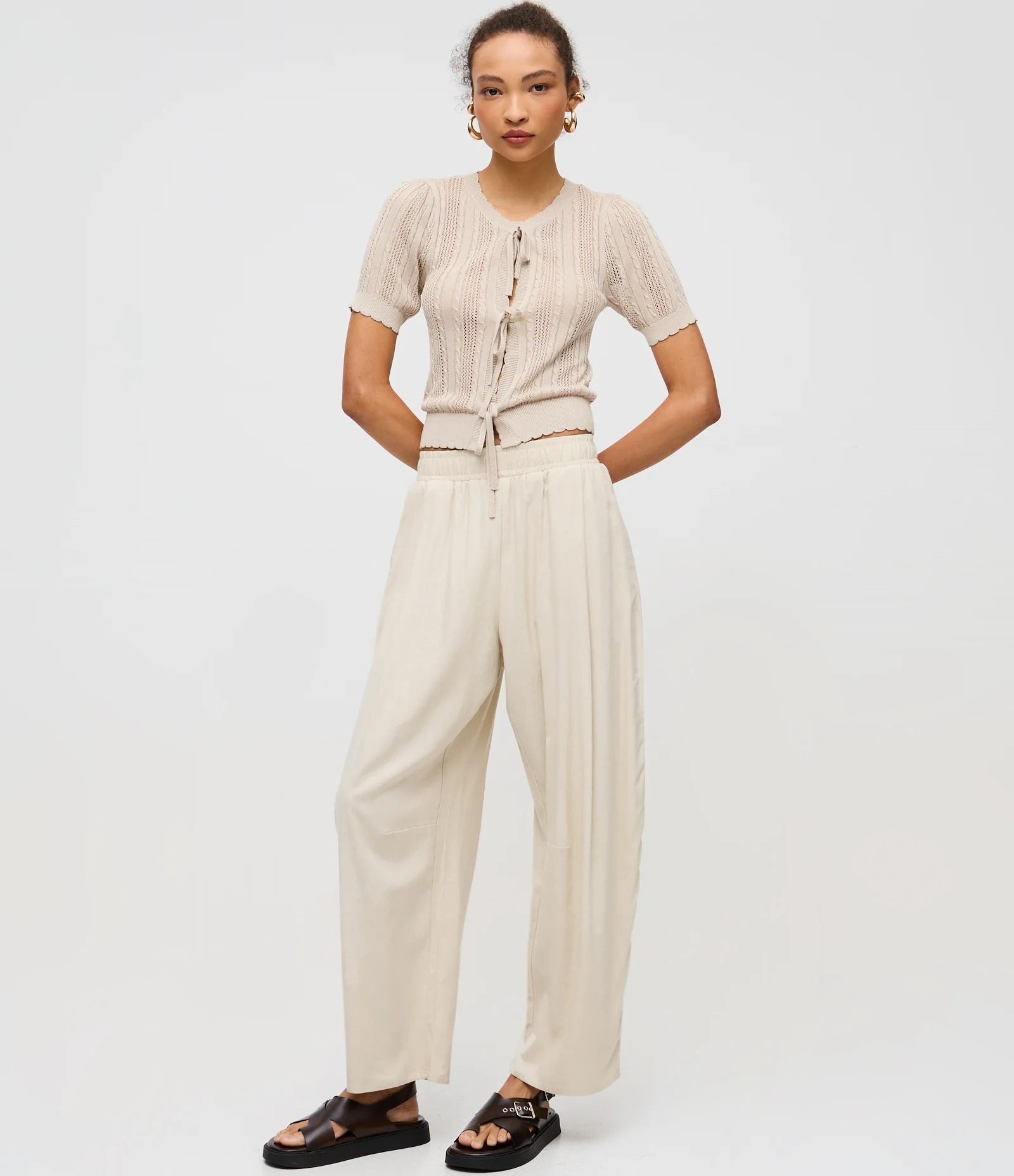 Blusa em Tricô com Amarração Frontal e Manga Curta Bege 2