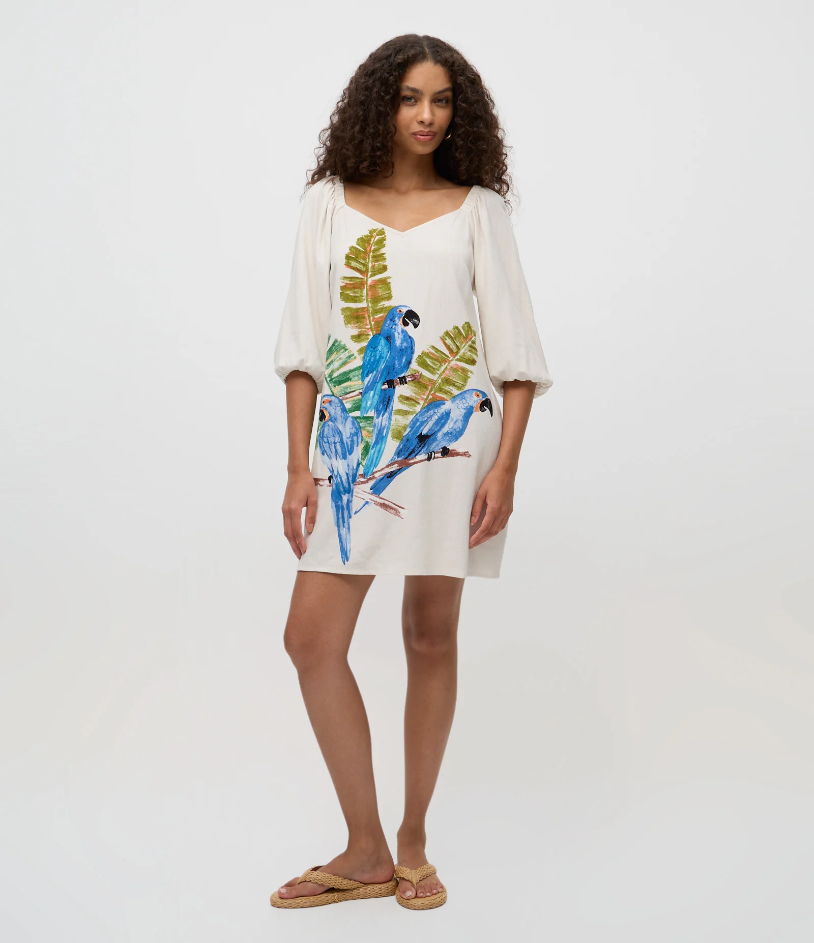 Vestido Curto em Viscolinho com Manga 3/4 e Estampa Arara Bege 1