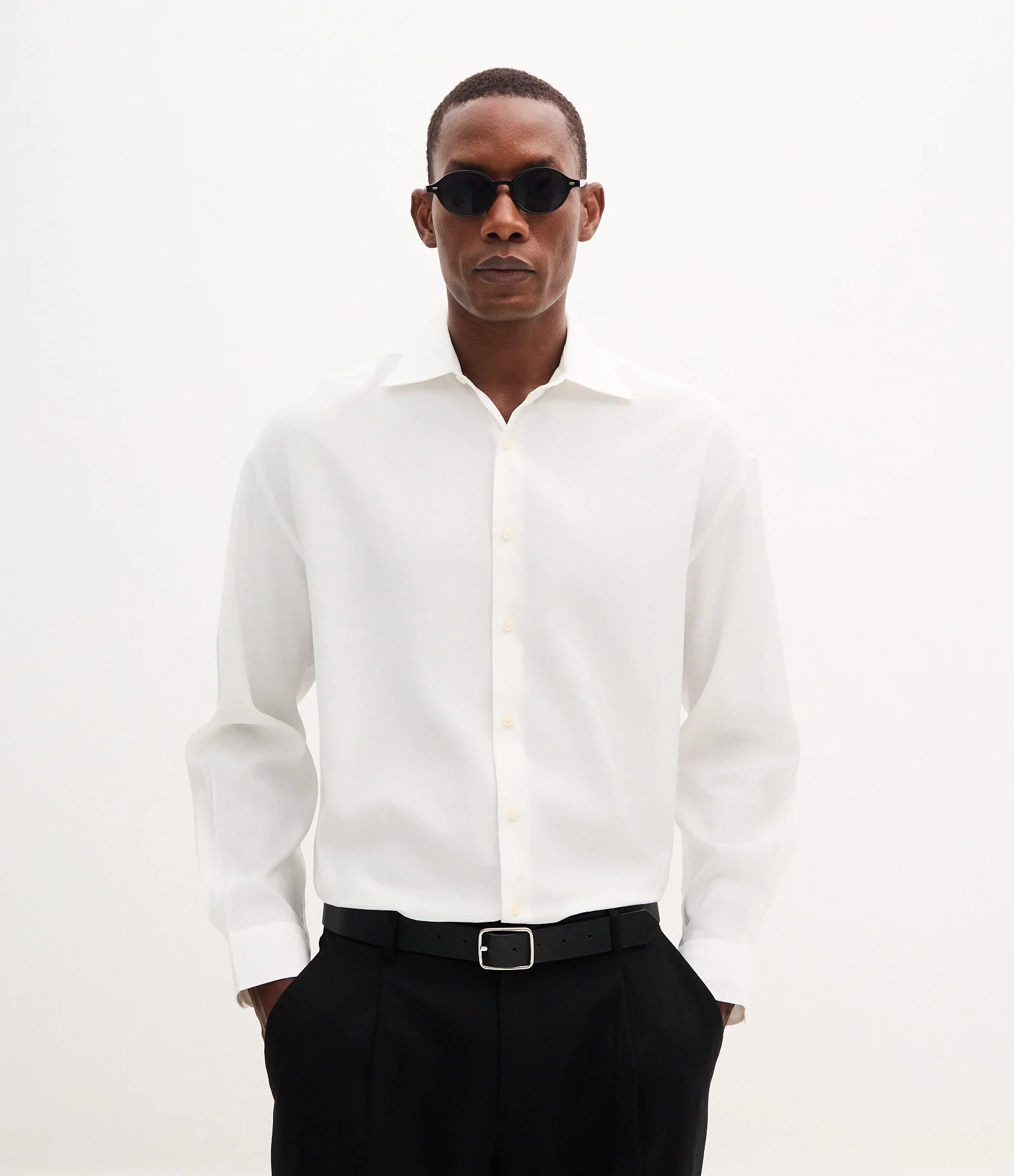 Calça Alfaiatada em Viscolinho com Pregas Frontais Preto 2