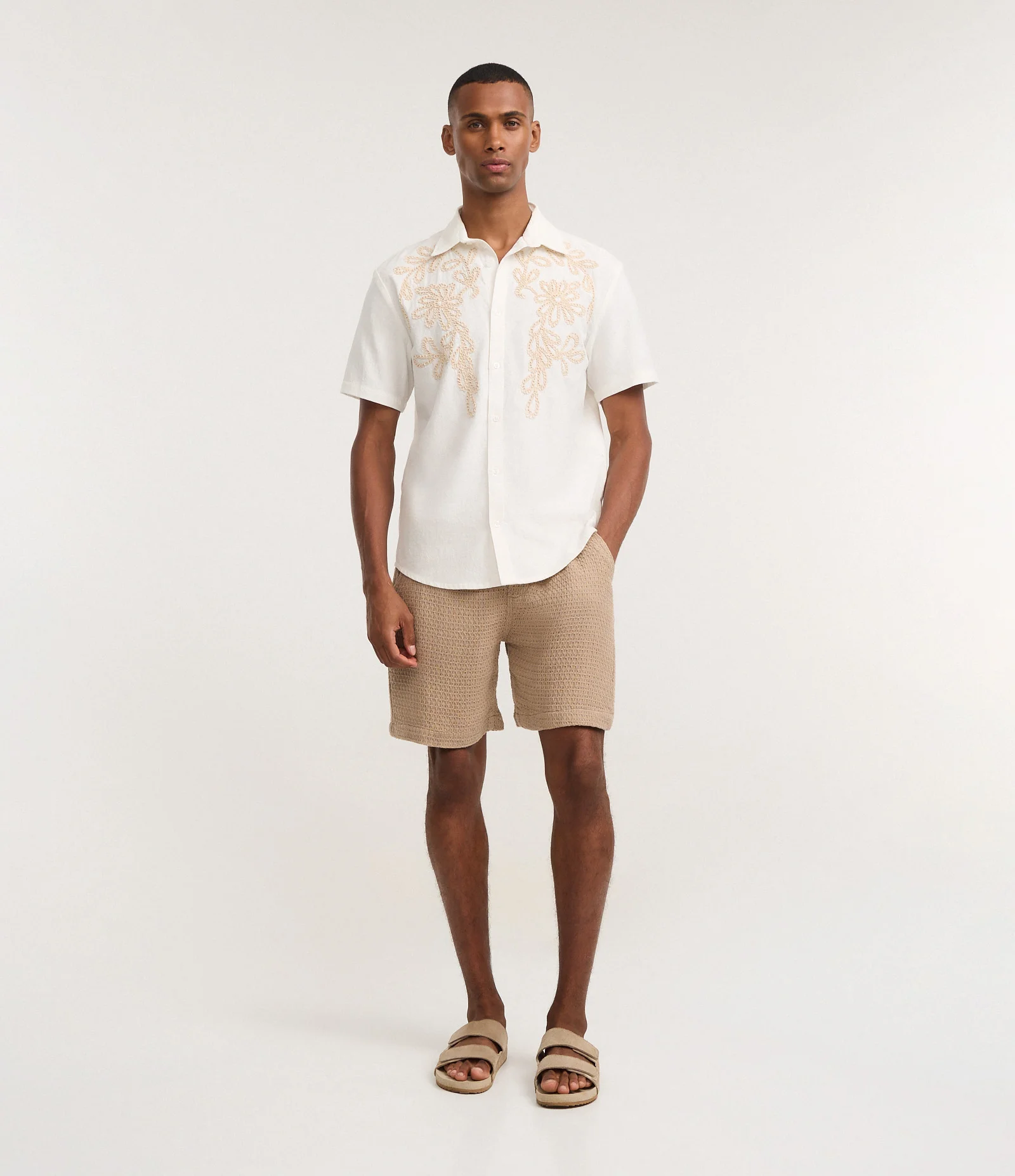 Camisa Comfort em Algodão com Bordado Floral Branco 2
