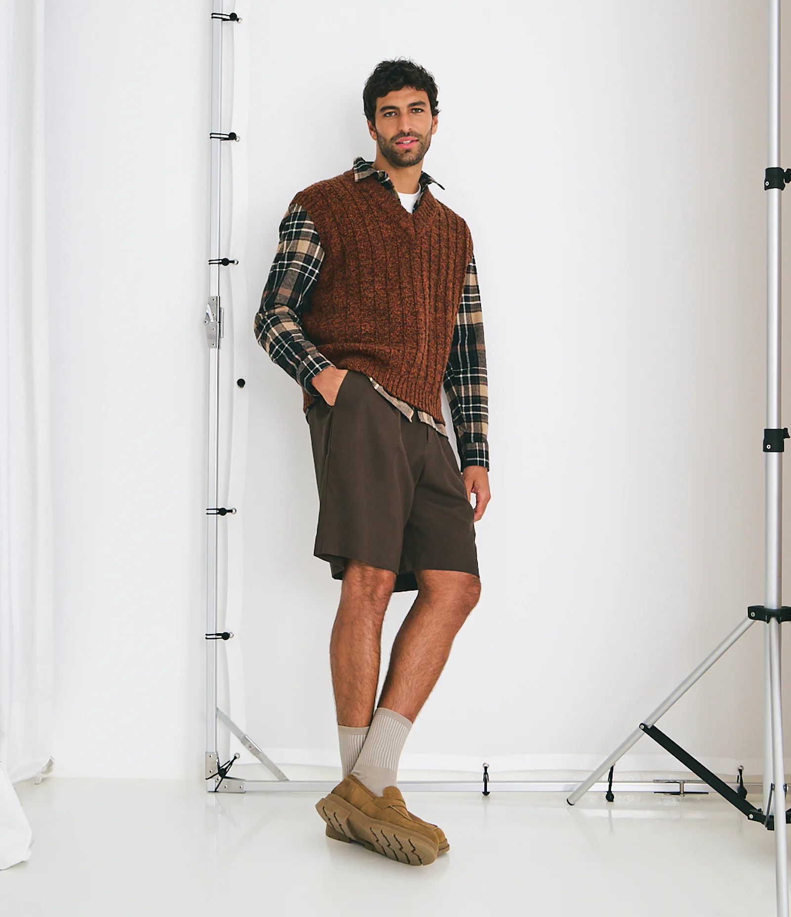 Bermuda Jorts Alfaiatado em Linho com Pregas Frontais Marrom 1