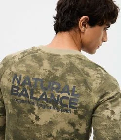 Camiseta Regular em Waffle Manga Longa Camuflada com Lettering Natural Balance