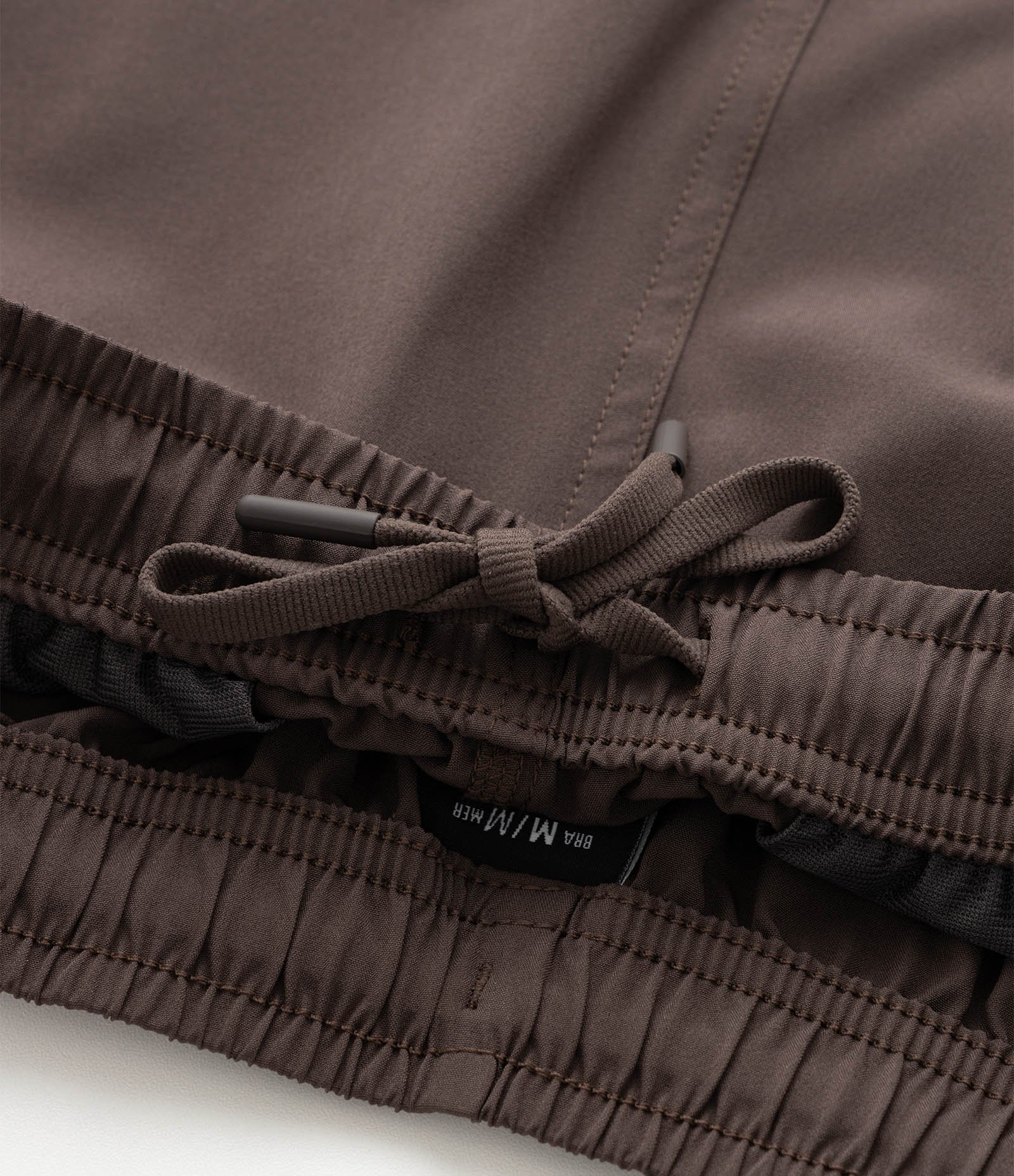 Bermuda Esportiva com Laser Cut e Bolsos com Zíper Marrom 10